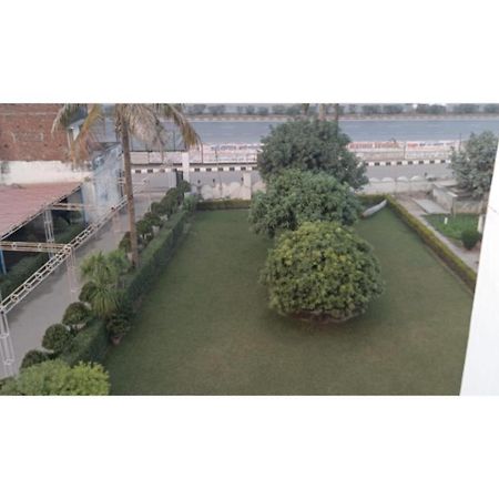 Hotel Sangam, Варанаси Экстерьер фото